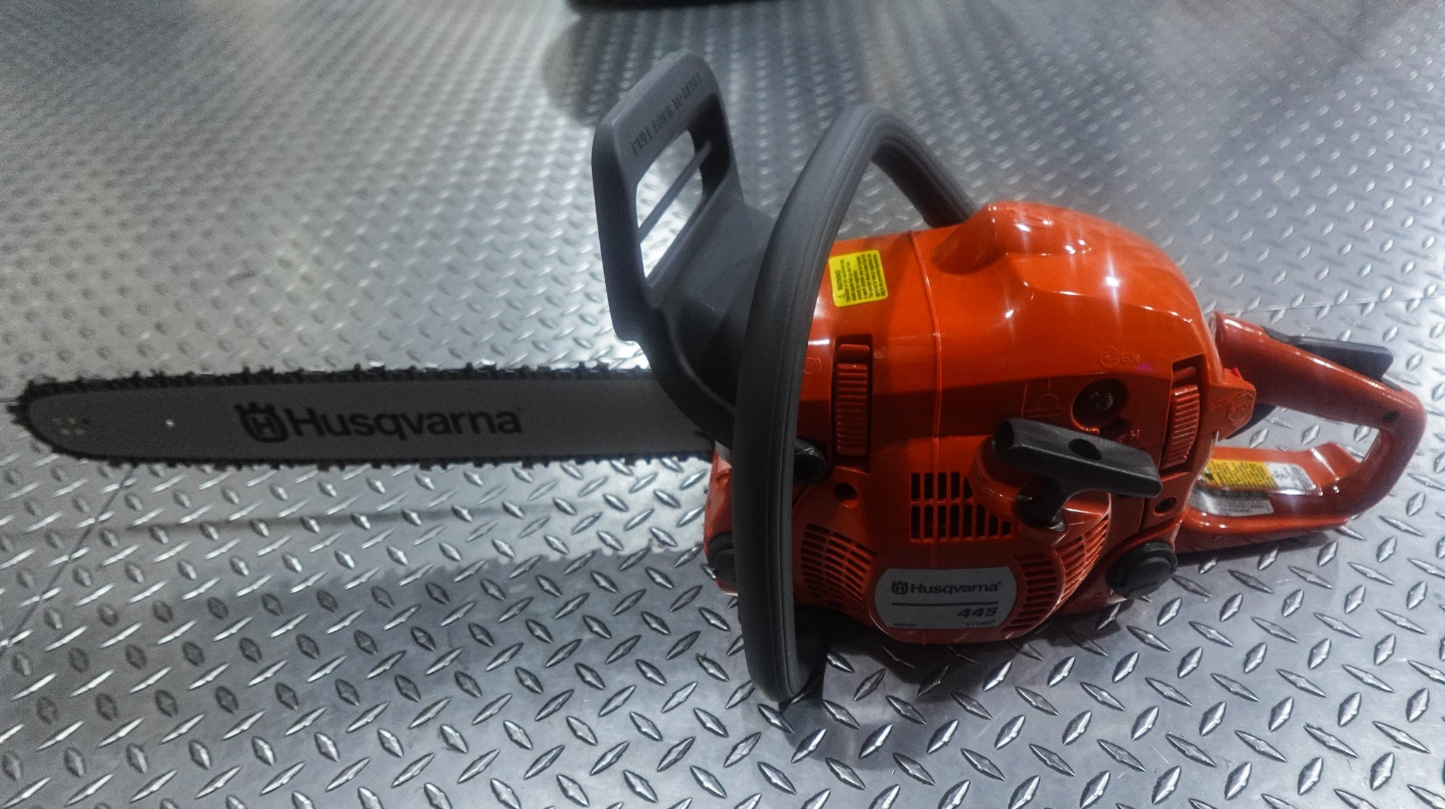 Husqvarna 445 Gas Powered Chainsaw 18" Bar and Chain (Unboxed) - Image 3