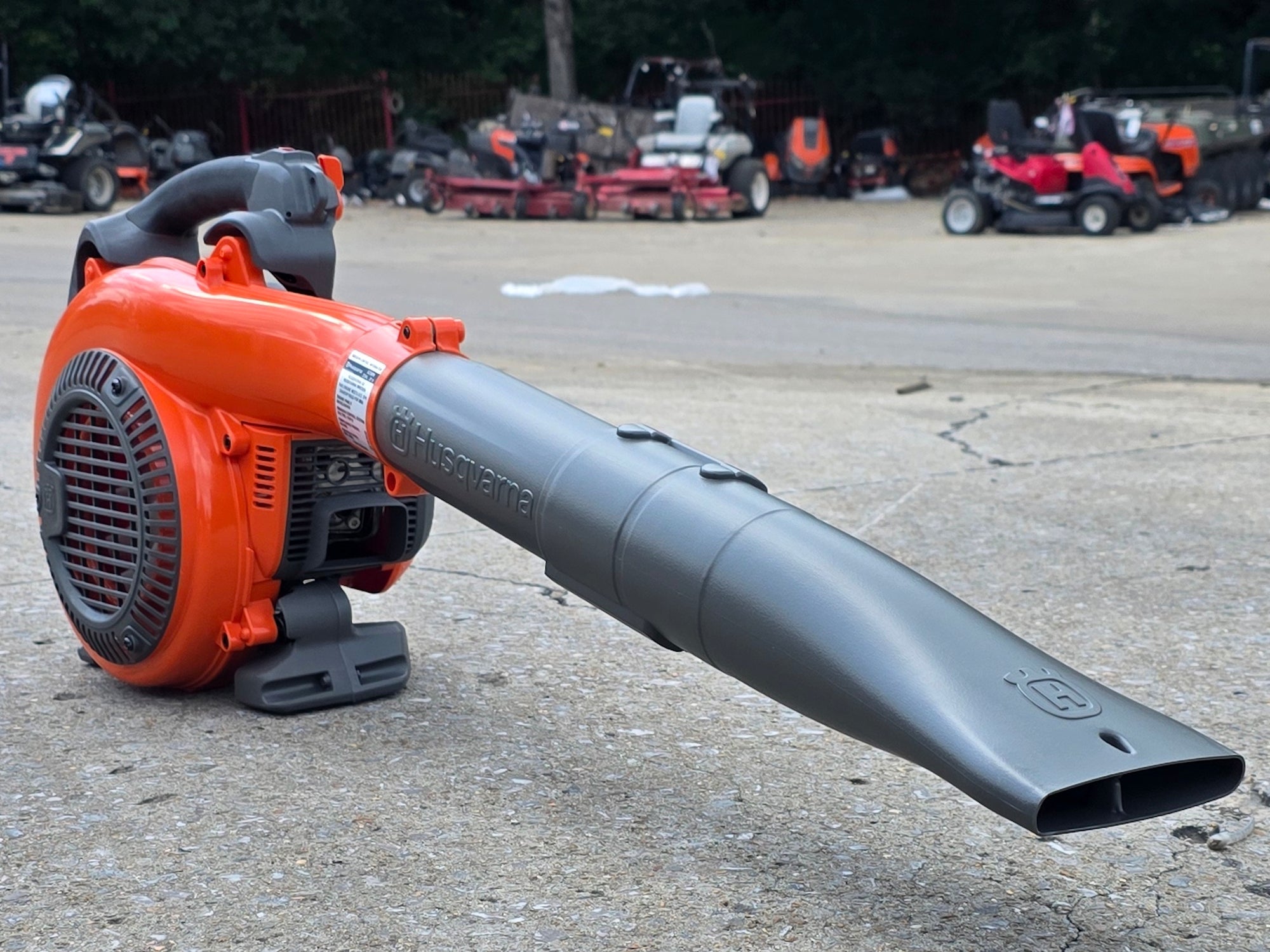 Husqvarna_525BX_Handheld_Commercial_Leaf_Blower_X-Torq_Low_Vib_Unboxed_Attachment_a_front_left_angle_view Husqvarna 525BX Handheld Commercial Leaf Blower X-Torq Low Vib (Unboxed) - Image 1