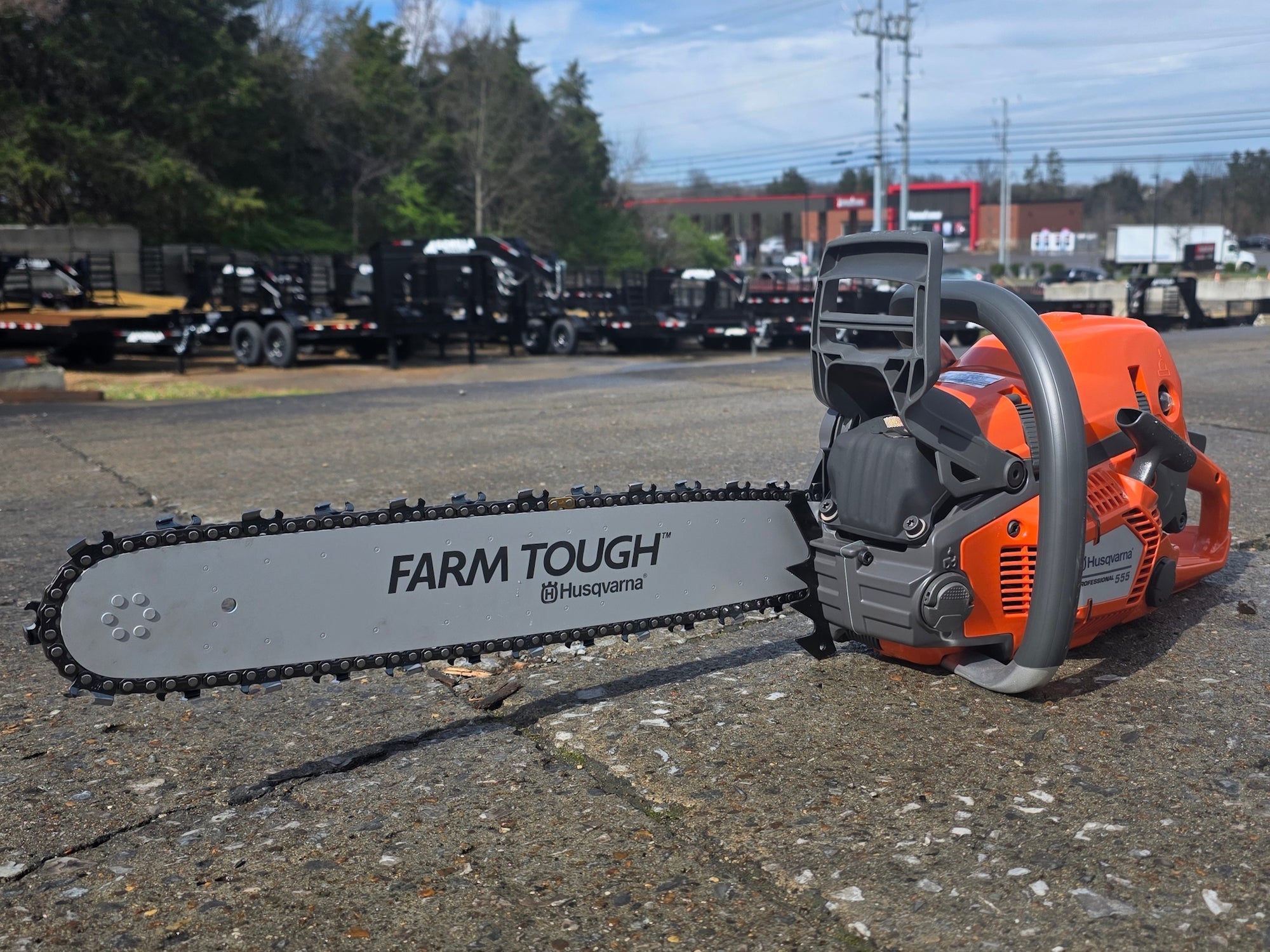 Husqvarna 555 18" Chainsaw Professional .050 Gauge 59.8cc X-Torq AutoTune Engine (Unboxed) - Image 3
