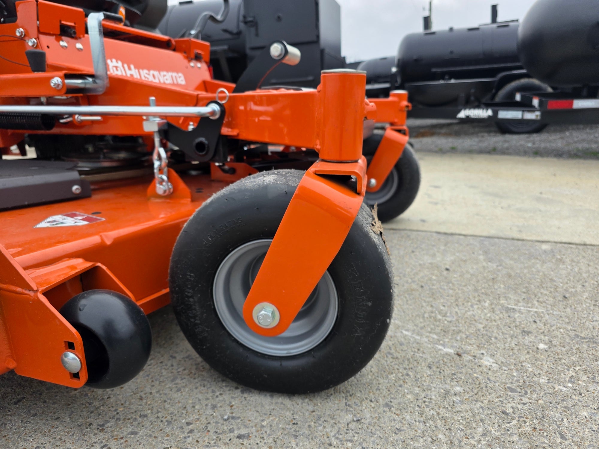 Husqvarna 60" Z460XS Commerical Zero Turn Mower 23.5HP KAW (Scratch and Dent) - Image 17