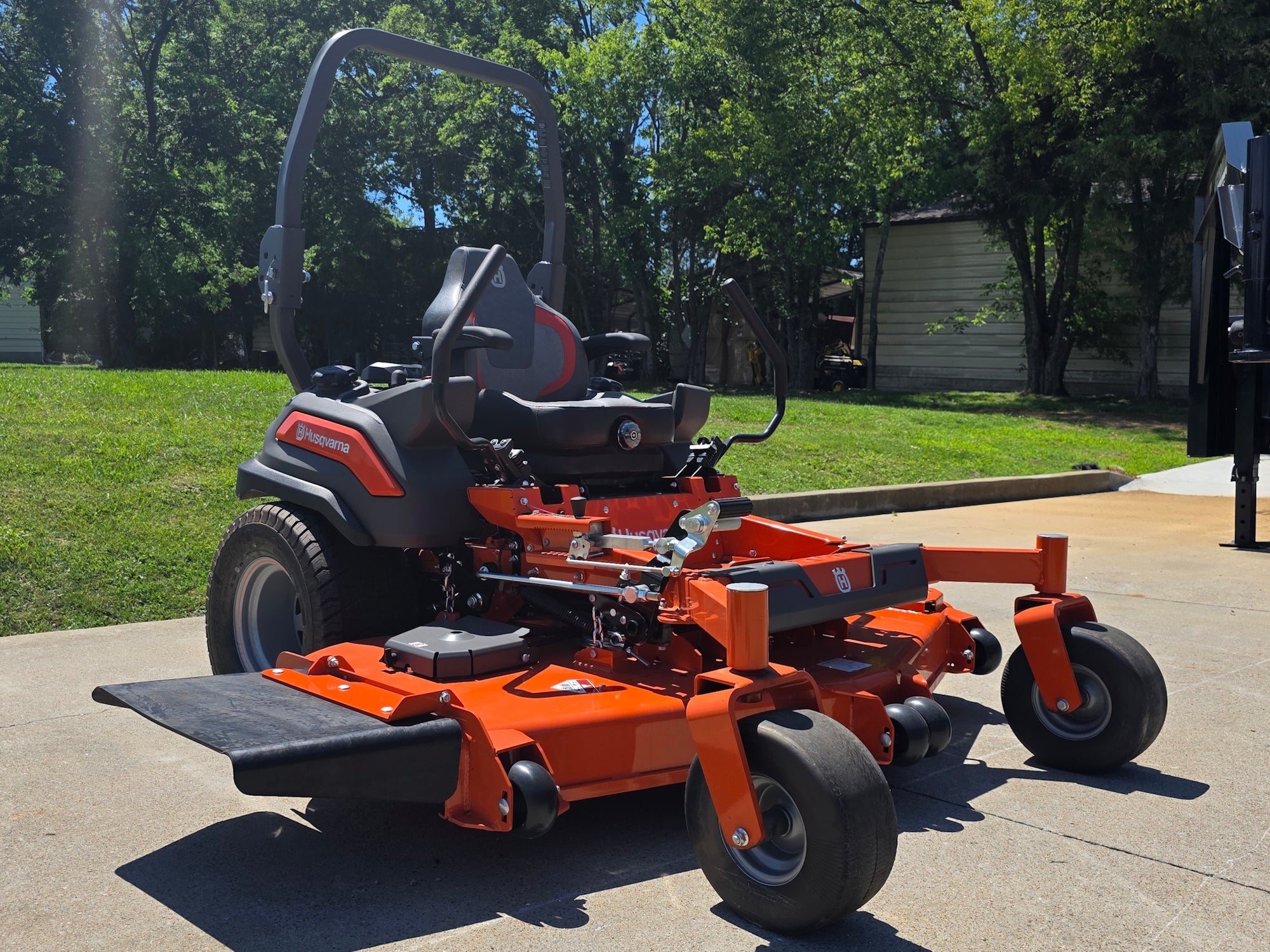 Husqvarna Z572XS Commercial Zero Turn Mower 38.5Hp Kawasaki +Bonus 522L Trimmer (Scratch and Dent) - Image 8