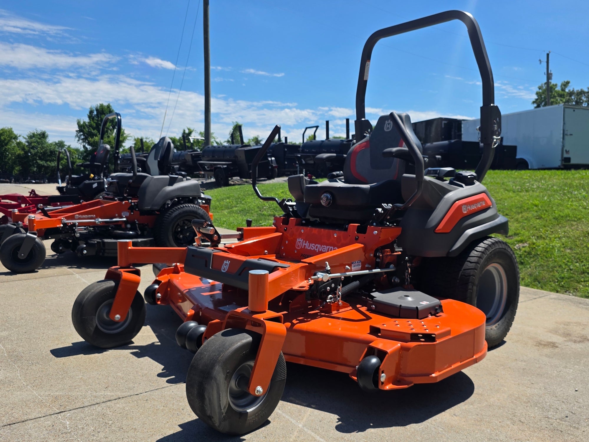 Husqvarna Z572XS Commercial Zero Turn Mower 38.5Hp Kawasaki +Bonus 522L Trimmer (Scratch and Dent) - Image 2