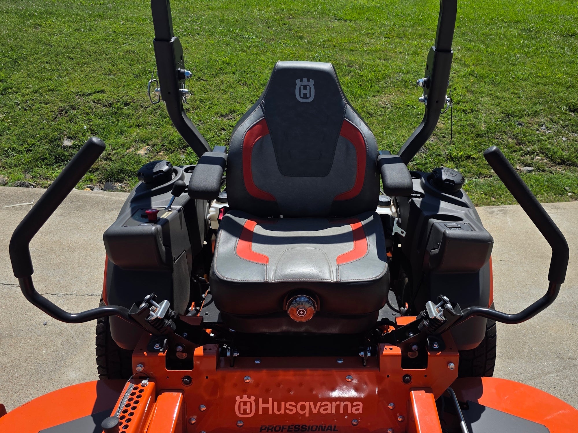 Husqvarna Z572XS Commercial Zero Turn Mower 38.5Hp Kawasaki +Bonus 522L Trimmer (Scratch and Dent) - Image 10