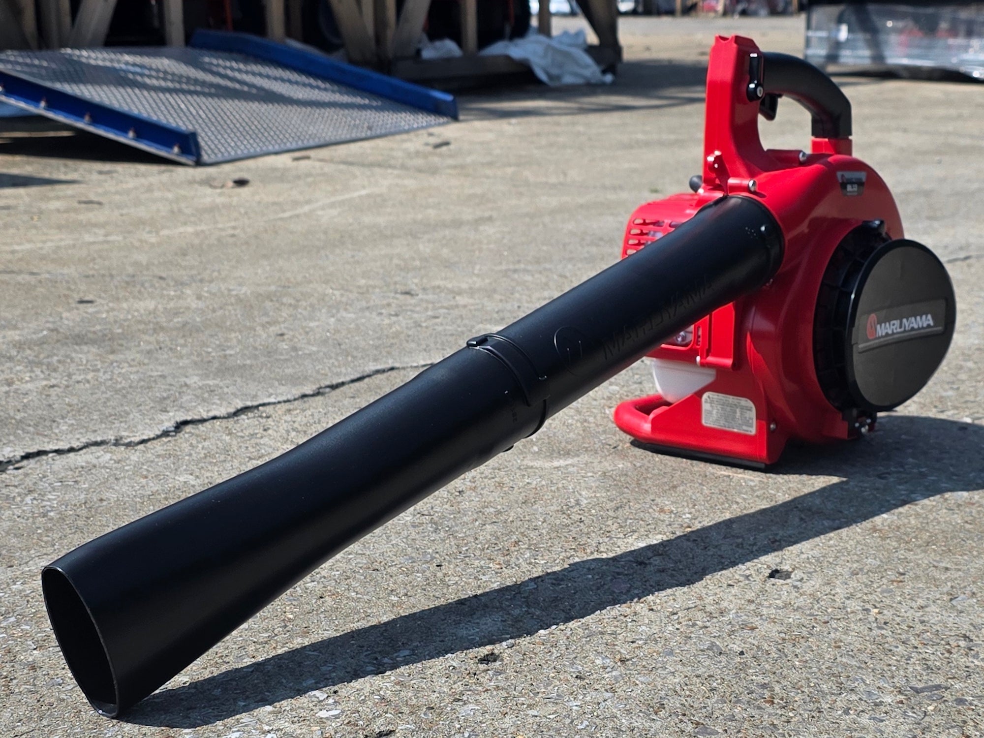 Maruyama_BL32_Handheld_Leaf_Blower_Front_right_angle_view Maruyama BL32 Handheld Leaf Blower - Image 1